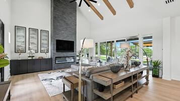 House, Multiple Beds, Hot Tub, Pool View (Heavens Ridge) | Living area