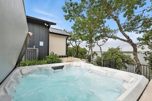 Outdoor spa tub - Heavenly Retreat 5bd/5.5ba of Waterfront living (Gainesville)