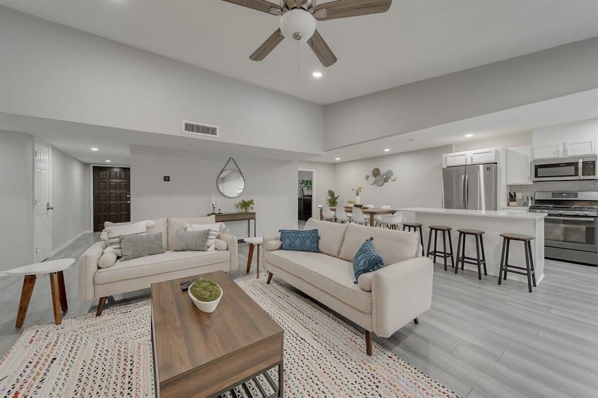 House, Multiple Beds, Pool Access, Pool View (Clover Valley) | Living area