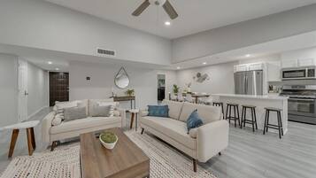 House, Multiple Beds, Pool Access, Pool View (Clover Valley) | Living area