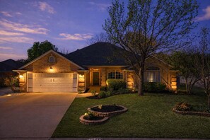 Exterior - Best of Saginaw 4bd/2ba w Pool, Pool Table & BBQ (Fort Worth)