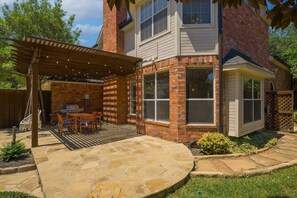 Outdoor dining - Spacious & Cozy Texas Gem With Private Pool (Plano)