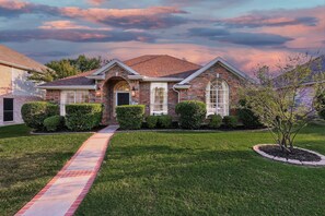Exterior - 5-bd/2-ba Upscale Elegance Pool, Hot tub, bbq (Frisco)