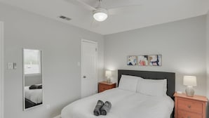 House, Multiple Beds, Pool Access, Pool View (Sailmaker) - Perfect Getaway Home w 5 Bedrooms & Backyard Oasis (Plano)