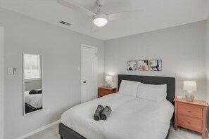 House, Multiple Beds, Pool Access, Pool View (Sailmaker) - Perfect Getaway Home w 5 Bedrooms & Backyard Oasis (Plano)