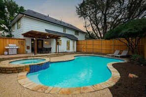 Outdoor pool - Perfect Getaway Home w 5 Bedrooms & Backyard Oasis (Plano)