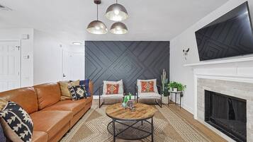 House, Multiple Beds, Pool Access, Pool View (Greenleaf R) | Living area