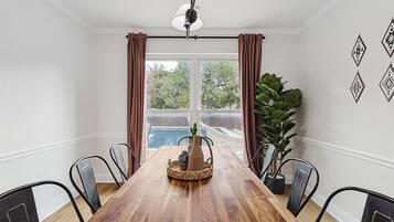 House, Multiple Beds, Pool Access, Pool View (Greenleaf R) | Dining