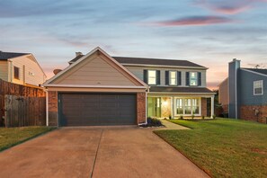 Exterior - 5BR w/ Backyard Paradise, Pool, Cinema, games (North Richland Hills)