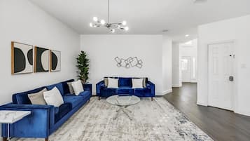 House, Multiple Beds, Hot Tub, Garden View (Skinner) | Living area