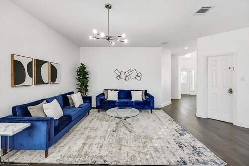 Luxury Home w Hot Tub Near DFW Airport