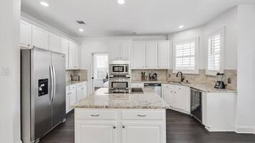House, Multiple Beds, Hot Tub, Garden View (Skinner) | Private kitchen
