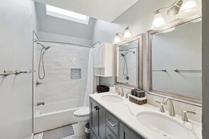 House, Multiple Beds, Pool Access, Pool View (Glory Creek) | Bathroom - DFW Getaway - 4 Bedrooms, Pool Oasis, Media Room (Flower Mound)