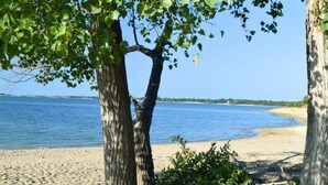 A beach with trees and a clear view of the water. - 3BD Farmhouse Country Living - Pool, Patio, Firepit (McKinney)