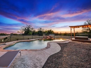 A swimming pool with a curved edge, a hot tub, and a covered seating area. - Modern Home - 1 Acre Lot w/ Pool, Patios, Jacuzzi (Denton)