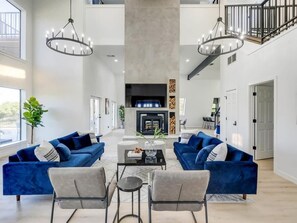 Living area - Modern Home - 1 Acre Lot w/ Pool, Patios, Jacuzzi (Denton)