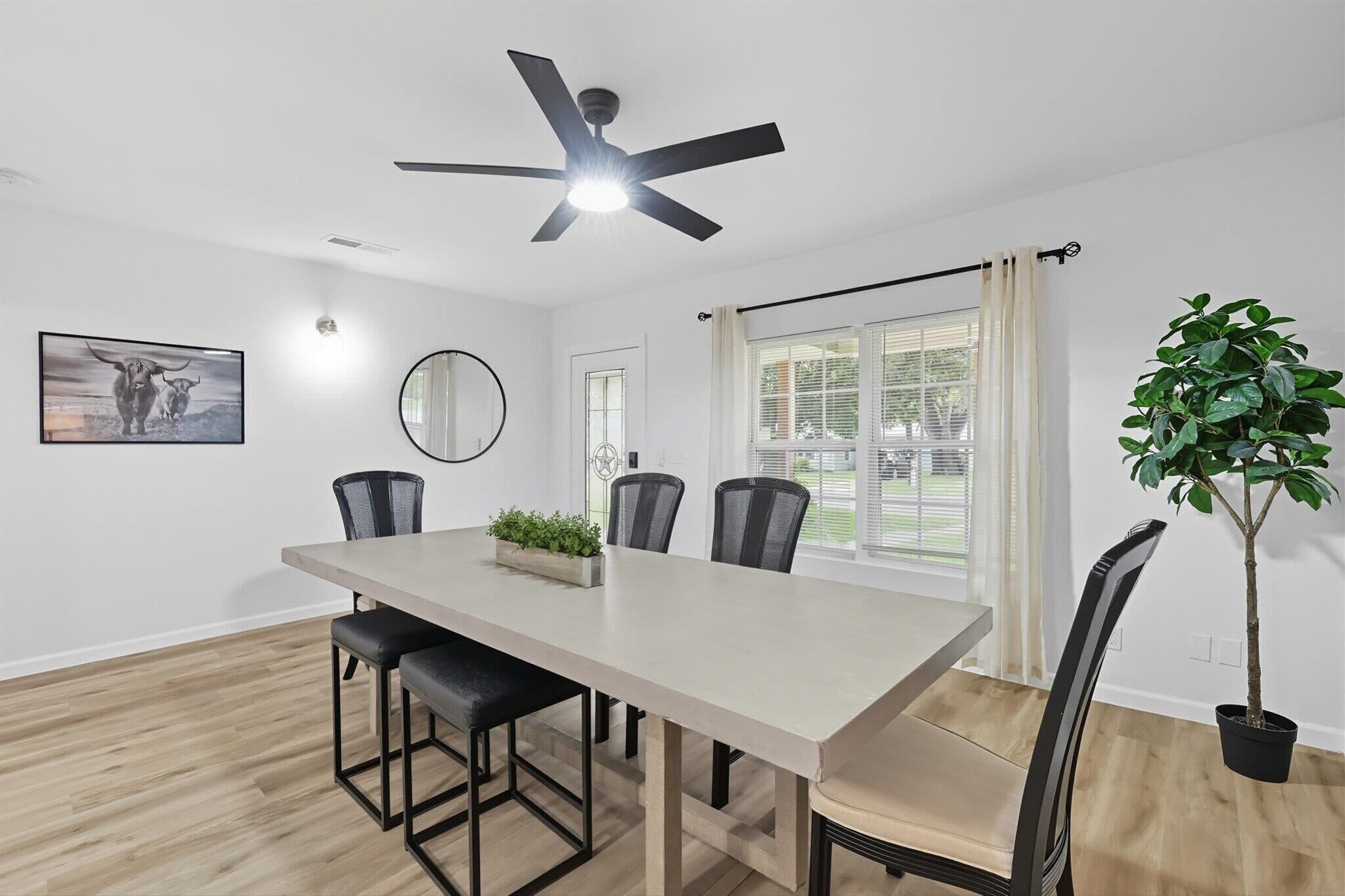 House, Multiple Beds, Patio, Garden View (Texas St / No Avail) | Dining