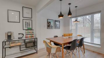 House, Multiple Beds, Pool Access, Pool View (Holiday) | Dining