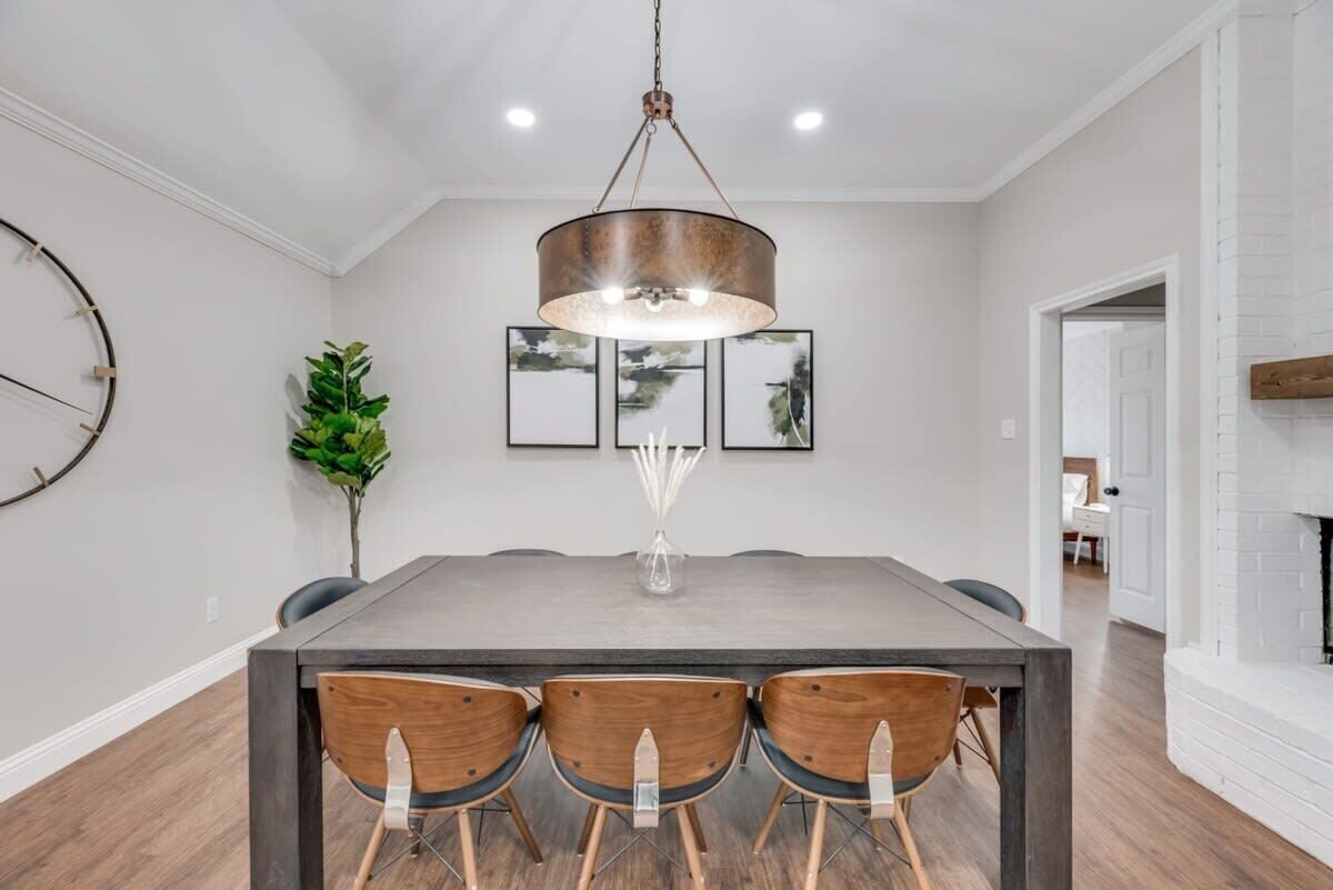 House, Multiple Beds, Pool Access, Pool View (Brentwood 2) | Dining