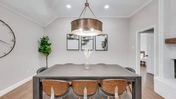 House, Multiple Beds, Pool Access, Pool View (Brentwood 2) | Dining