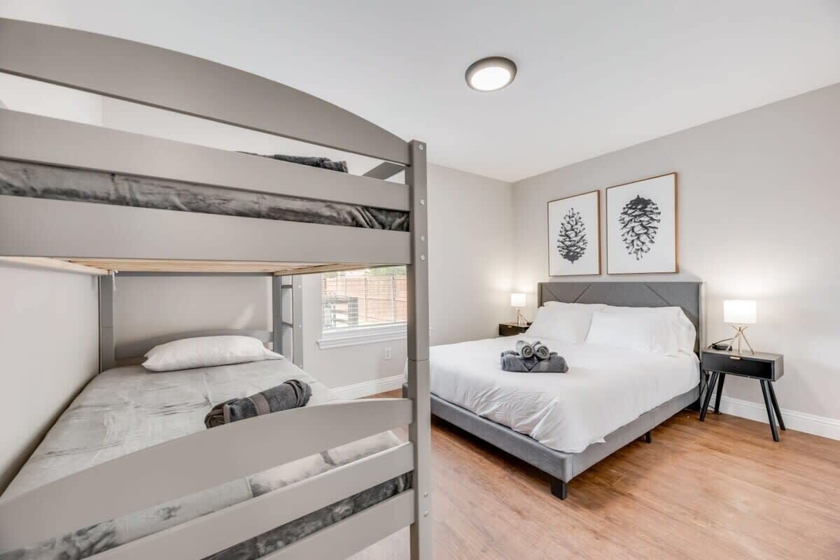 House, Multiple Beds, Pool Access, Pool View (Brentwood 2)
