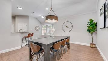 House, Multiple Beds, Pool Access, Pool View (Brentwood 2) | Interior