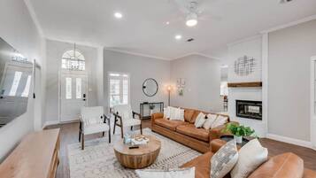 House, Multiple Beds, Pool Access, Pool View (Brentwood 2) | Living area