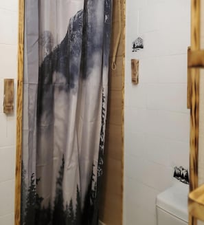 Shower, hair dryer, towels, soap - Appartement cosy façon chalet de montagne boisé (Besse-et-Saint-Anastaise)