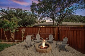 Property grounds - Relaxing Texas Retreat, 4BR w Pool & Dream Kitchen (DeSoto)