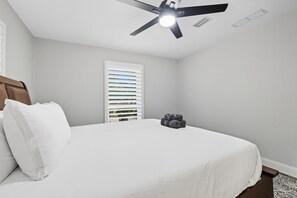5 bedrooms - 5-bd/2.5-ba Modern Farmhouse Retreat (Flower Mound)