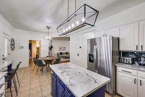 Private kitchen - Texan 5/3 Oasis - Hot Tub, Pool, Cinema Room (Rowlett)