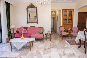 TV - Stylish and comfortable apartment 2 minutes from the beach (Kos)