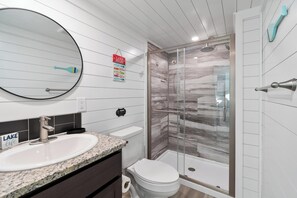 Shower, towels, shampoo - Dock Holiday - Unique Floating House on Cumberland (Russell Springs)