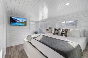 4 bedrooms, WiFi, bed sheets - Dock Holiday - Unique Floating House on Cumberland (Russell Springs)