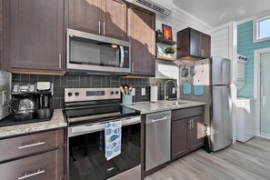 Fridge, microwave, oven, stovetop - Dock Holiday - Unique Floating House on Cumberland (Russell Springs)