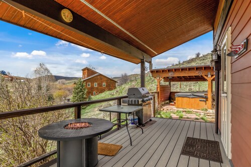 1‑Acre Steamboat Escape: Decks, Hot Tub & Minutes to the Slopes