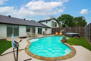 Outdoor pool - Perfect Getaway Home w Pool, Jacuzzi, Cinema Room (Richardson)