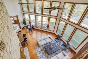 Living area - 22-acres Mansion - Backyard Oasis & Entertainment (Garland)