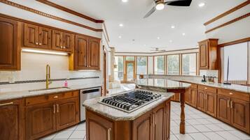 House, Multiple Beds, Pool Access, Pool View (Wynn Joyce Mansion 3) | Private kitchen