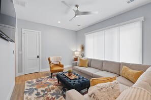 Living area - Luxury Living at its Finest 3bd/3.5ba (Flower Mound)