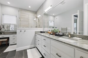 บ้านพัก, หลายเตียง, ลานระเบียง, วิวสวน (Northwood FM) | ห้องน้ำ