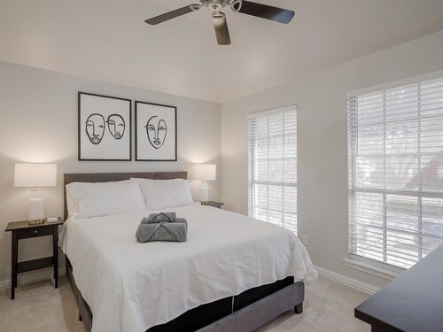 5BD Glamorous Home Backyward Oasis, Cinema Room