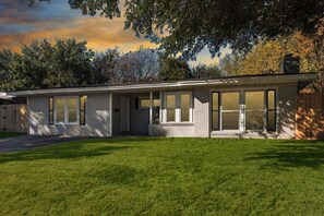 A single-story house with a covered porch, large windows, and a well-maintained lawn. - Spacious Luxurious House, Big Groups and Pool (Irving)