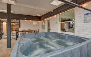 Rumah, Beberapa Tempat Tidur, akses ke kolam renang, pemandangan kolam renang (Opelika 2) | Tempat makan outdoor
