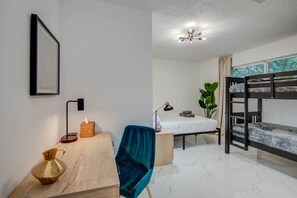 5 bedrooms - Spring Branch Getaway Feat 5bd, Pool, Hot tub (Houston)