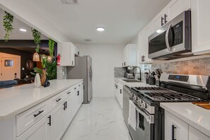 Private kitchen - Spring Branch Getaway Feat 5bd, Pool, Hot tub (Houston)