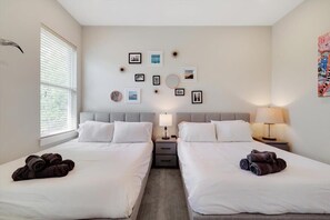 House, Multiple Beds, Patio, Garden View (Throckmorton) - Modern Luxury Townhouse Uptown & Attractions (Dallas)