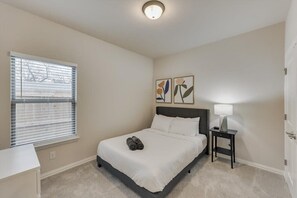 House, Multiple Beds, Patio, Garden View (Doyle) - Your Vibrant Dallas Getaway Home (Dallas)