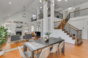 Ferienhaus, Mehrere Betten, Poolzugang, Poolblick (Shorewood) | Speisen