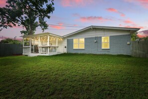 A house with a covered porch and a fenced backyard. - Charming 3-bed/2-bath Hidden Gem w Yard (Richardson)